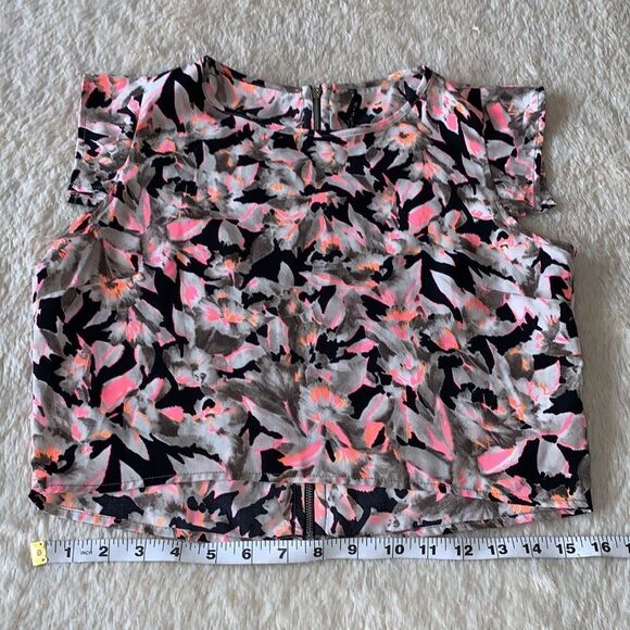 B Jewel crop top size medium - Picture 14 of 16